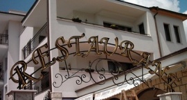 Неонова реклама с метални обемни букви "Restaurant" Слънчев бряг