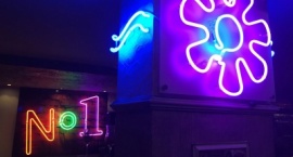 Интериорен дизайн с неон
